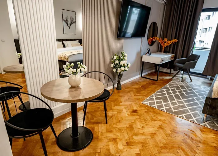 Piata Natiunilor Unite Studios: Where Style Meets Bucharest's Pulse Διαμέρισμα Βουκουρέστι