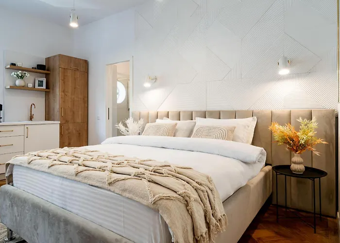 Piata Natiunilor Unite Studios: Where Style Meets Bucharest's Pulse Διαμέρισμα