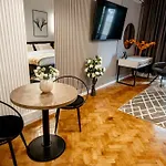 Piata Natiunilor Unite Studios: Where Style Meets Bucharest's Pulse Апартаменти Бухарест