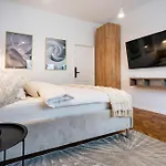Piata Natiunilor Unite Studios: Where Style Meets Bucharest's Pulse Апартаменти *