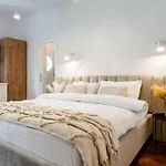 Piata Natiunilor Unite Studios: Where Style Meets Bucharest's Pulse Апартаменти