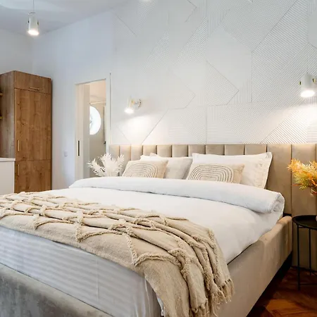 Piata Natiunilor Unite Studios: Where Style Meets Bucharest's Pulse Διαμέρισμα