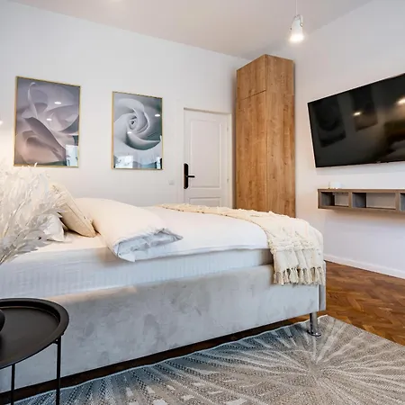 Piata Natiunilor Unite Studios: Where Style Meets Bucharest's Pulse 公寓 *