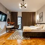 Piata Natiunilor Unite Studios: Where Style Meets Bucharest's Pulse Apartament *