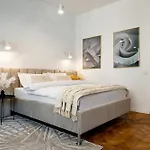 Apartament Piata Natiunilor Unite Studios: Where Style Meets Bucharest's Pulse *